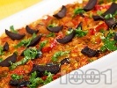 Рецепта Славянски гювеч с пилешко месо, ориз, домати, чушки и маслини в тава